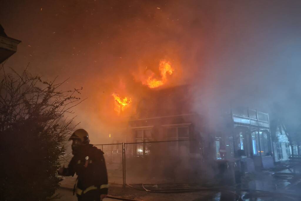 Grote uitslaande brand in café