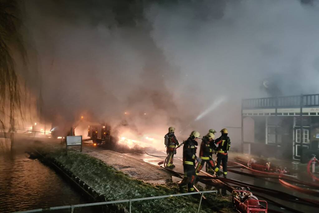 Grote uitslaande brand in café