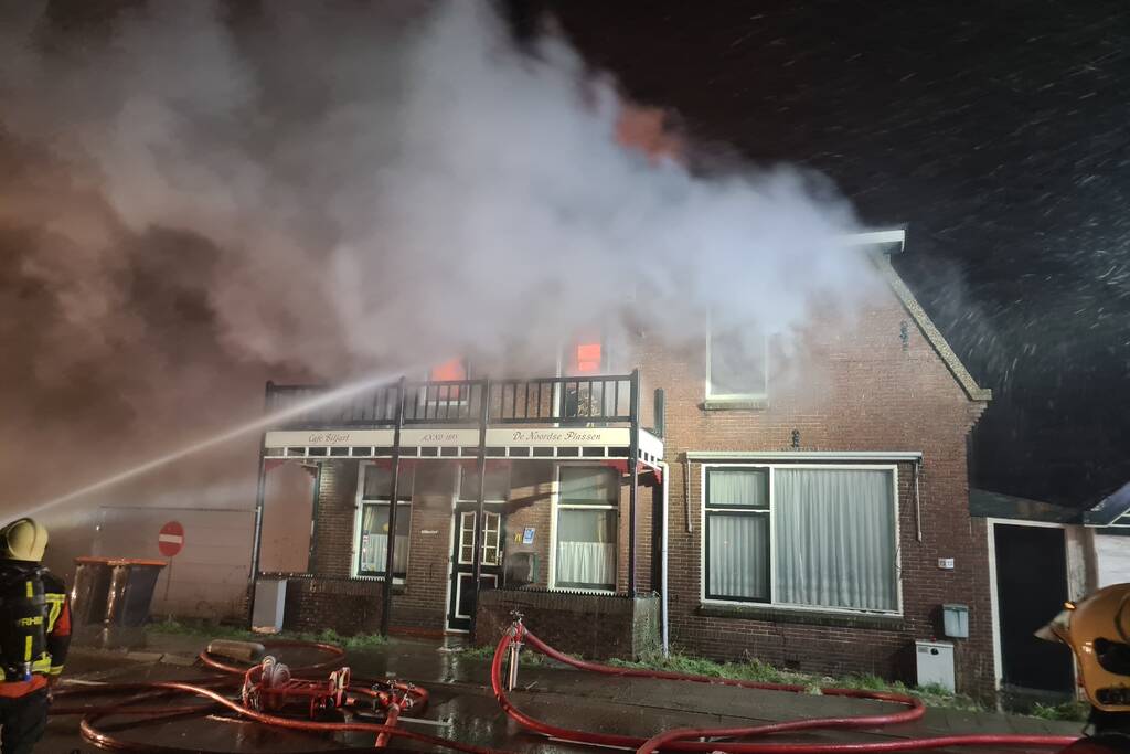 Grote uitslaande brand in café