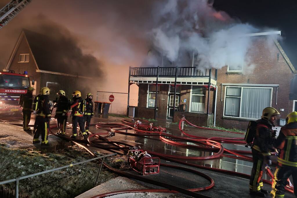 Grote uitslaande brand in café