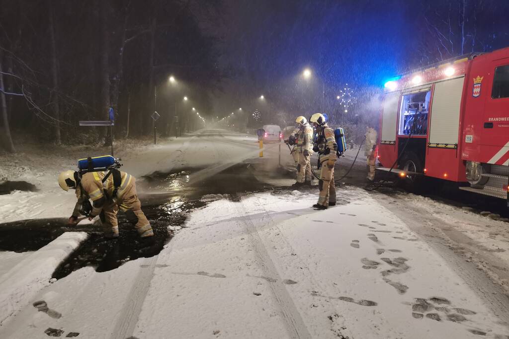 Autobanden op vluchtheuvel in brand gestoken