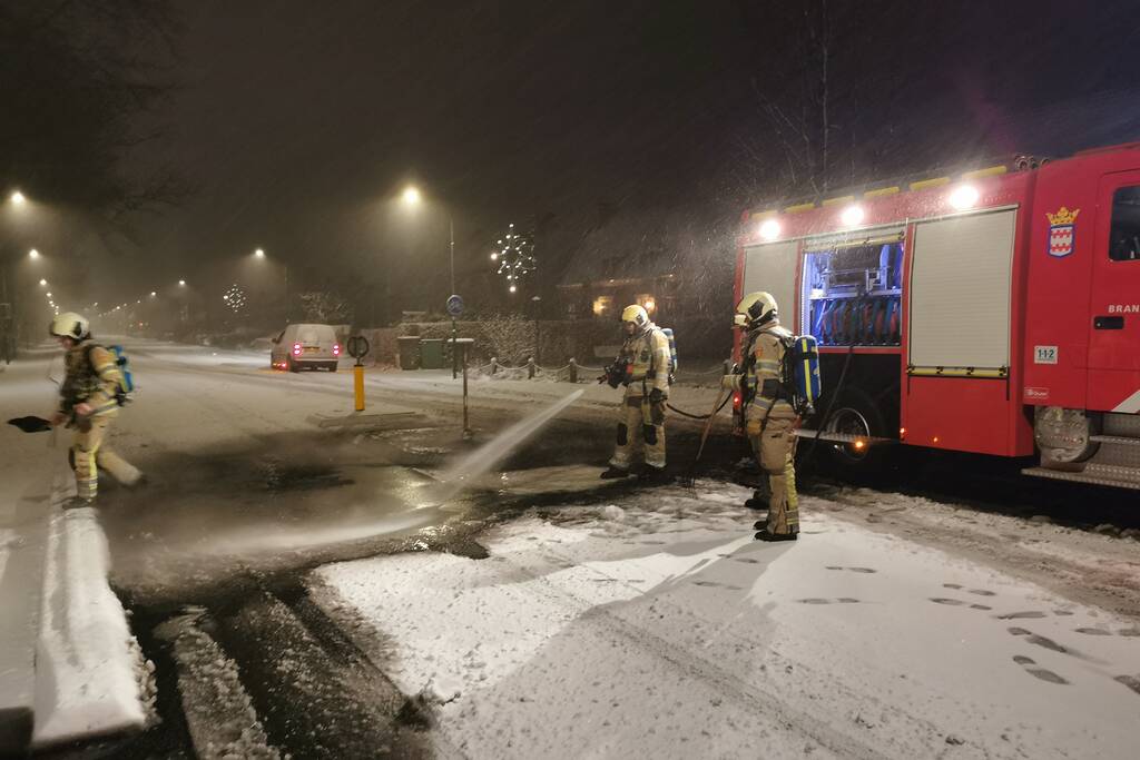 Autobanden op vluchtheuvel in brand gestoken