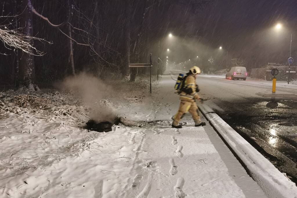 Autobanden op vluchtheuvel in brand gestoken