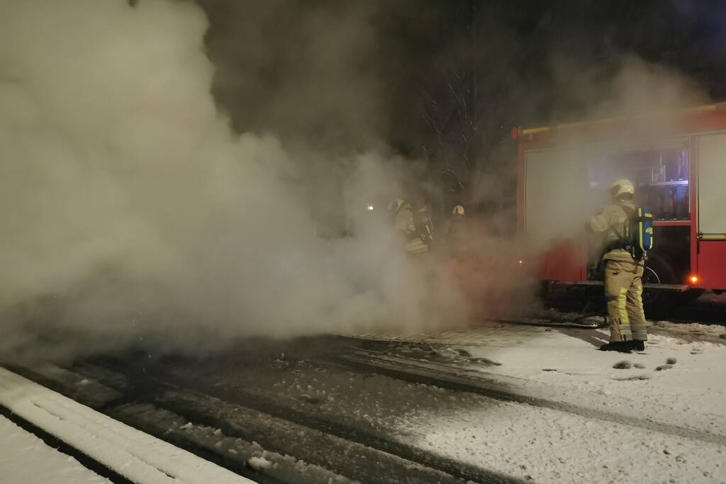 Autobanden op vluchtheuvel in brand gestoken