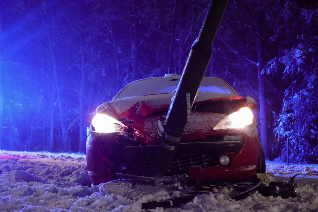 Auto eindigt tegen lantaarnpaal
