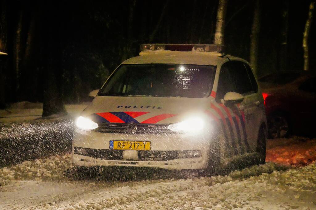 Auto eindigt tegen lantaarnpaal
