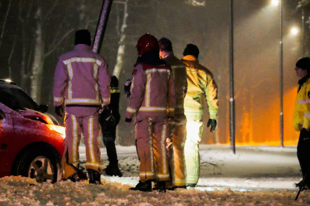 Auto eindigt tegen lantaarnpaal