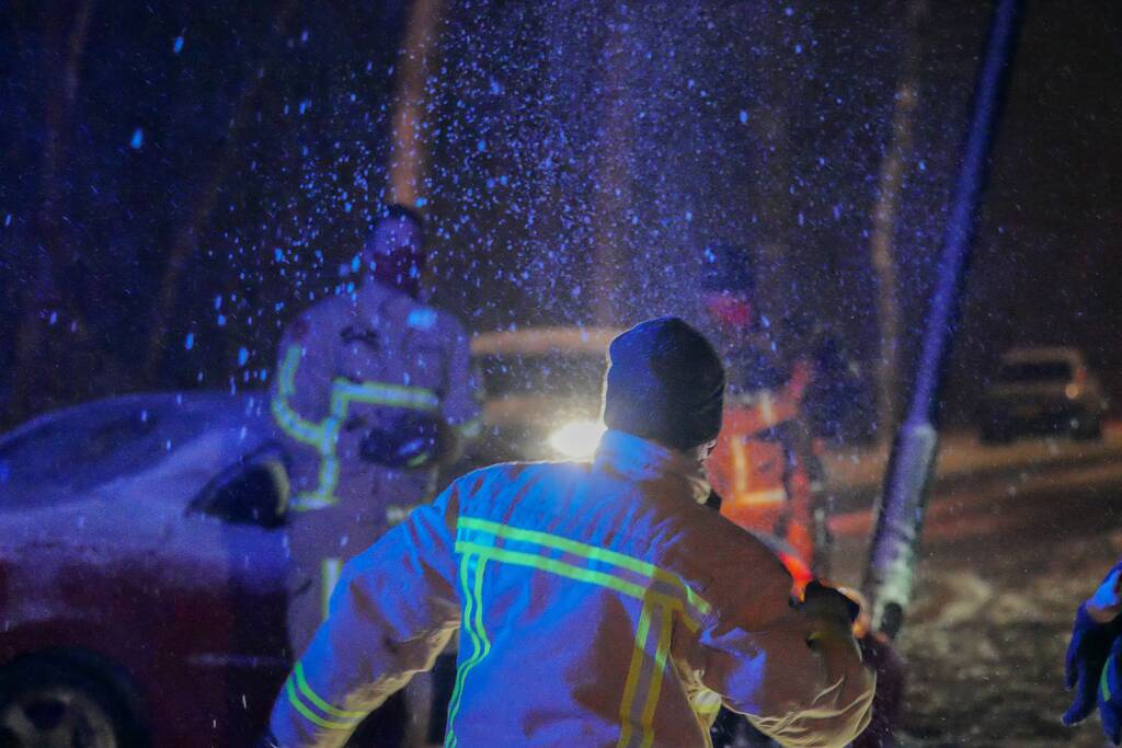 Auto eindigt tegen lantaarnpaal