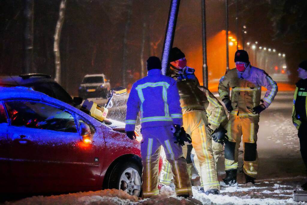 Auto eindigt tegen lantaarnpaal