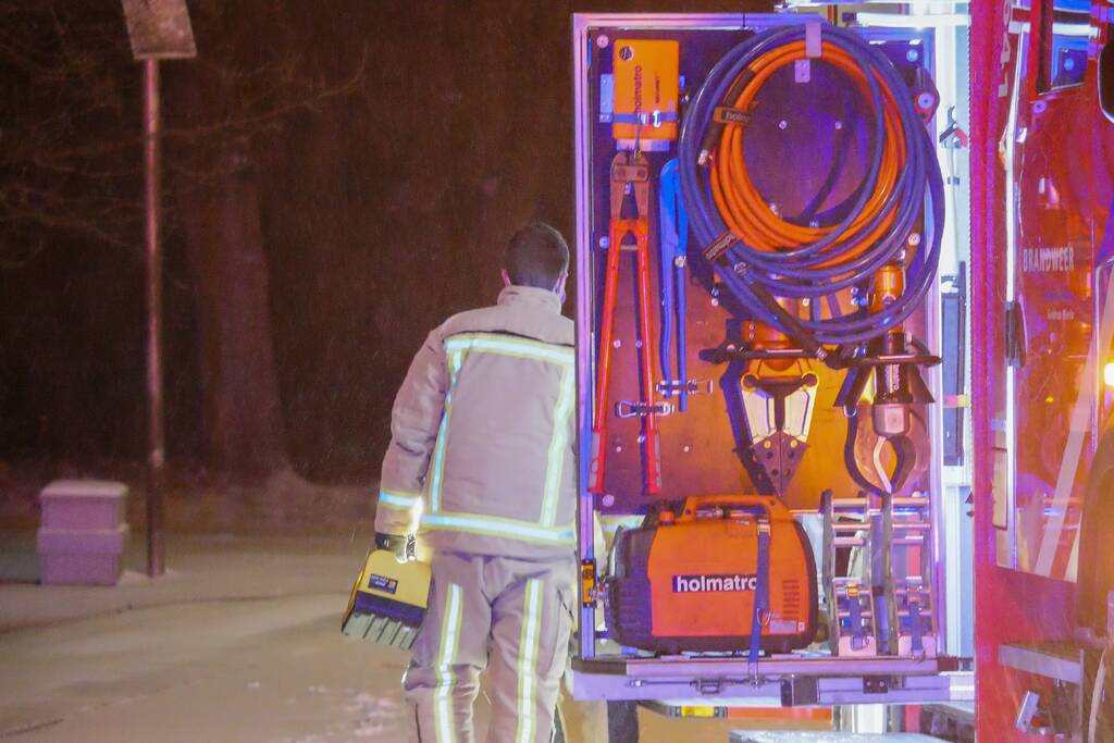 Auto eindigt tegen lantaarnpaal