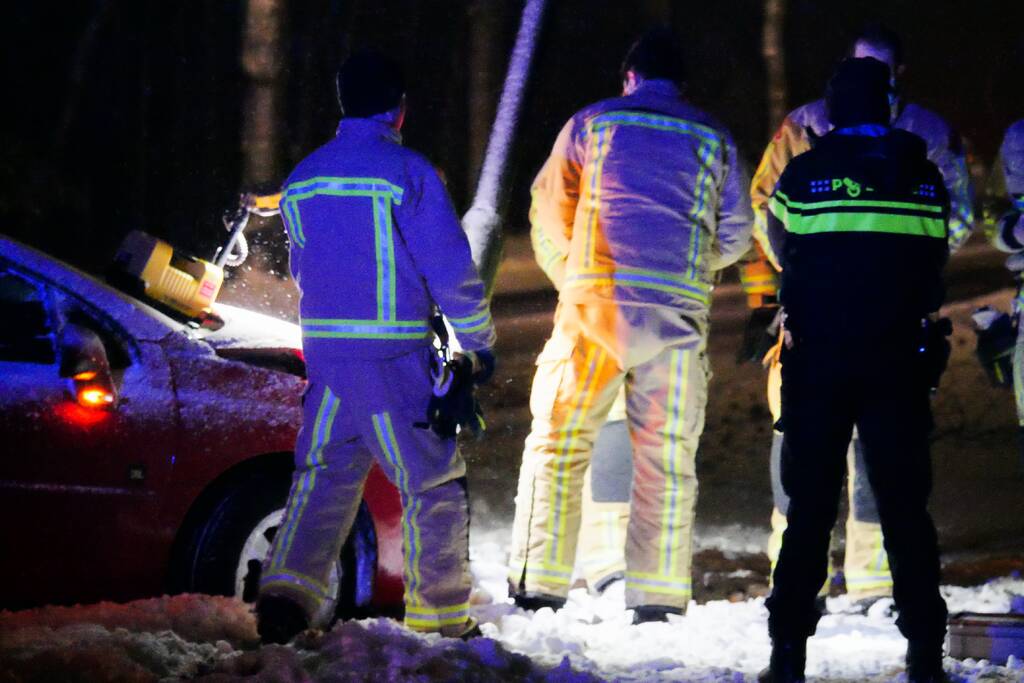 Auto eindigt tegen lantaarnpaal