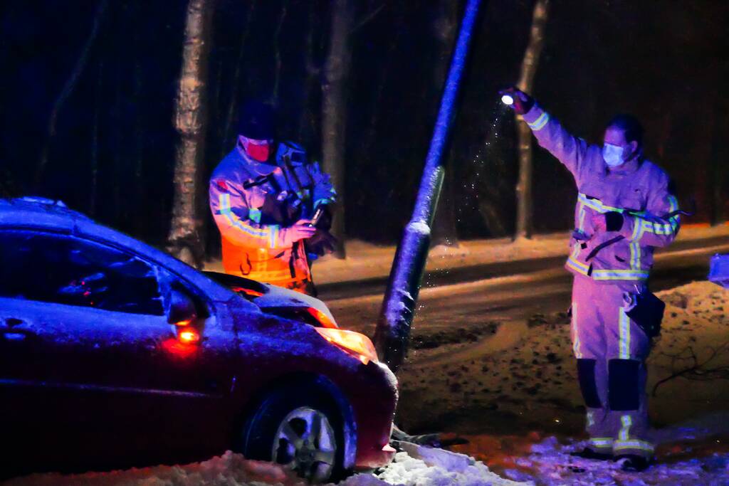 Auto eindigt tegen lantaarnpaal