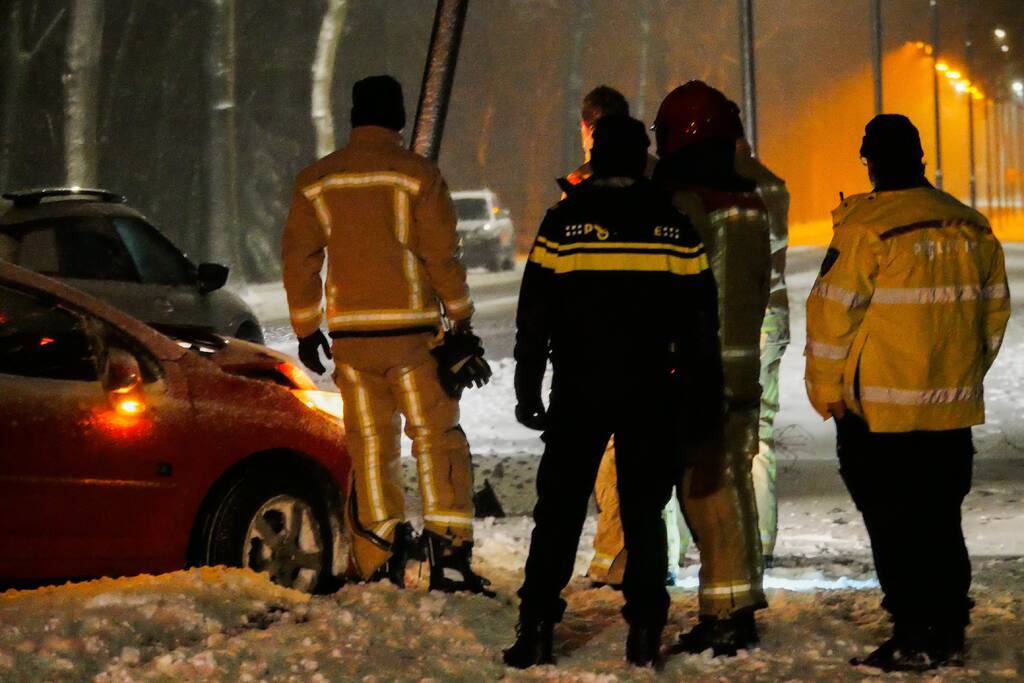 Auto eindigt tegen lantaarnpaal
