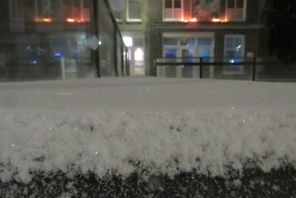 Nederland ontwaakt onder deken van sneeuw