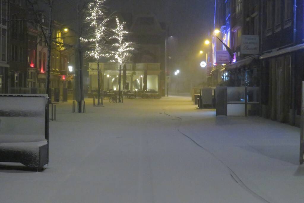 Nederland ontwaakt onder deken van sneeuw