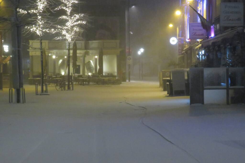 Nederland ontwaakt onder deken van sneeuw