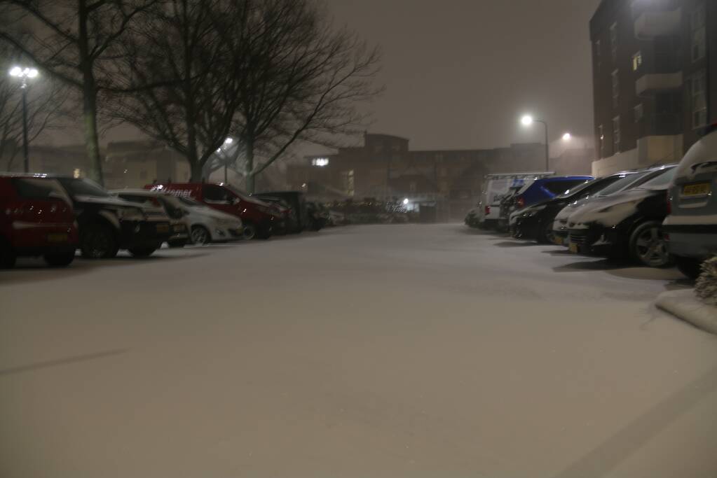 Nederland ontwaakt onder deken van sneeuw