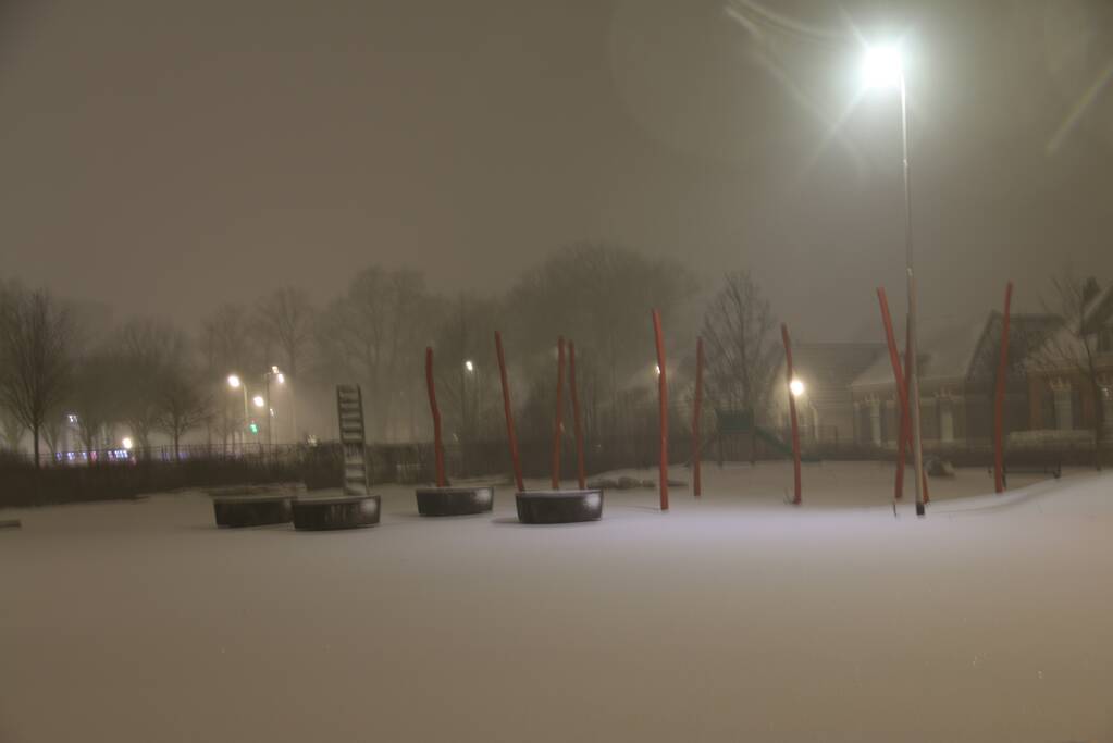 Nederland ontwaakt onder deken van sneeuw