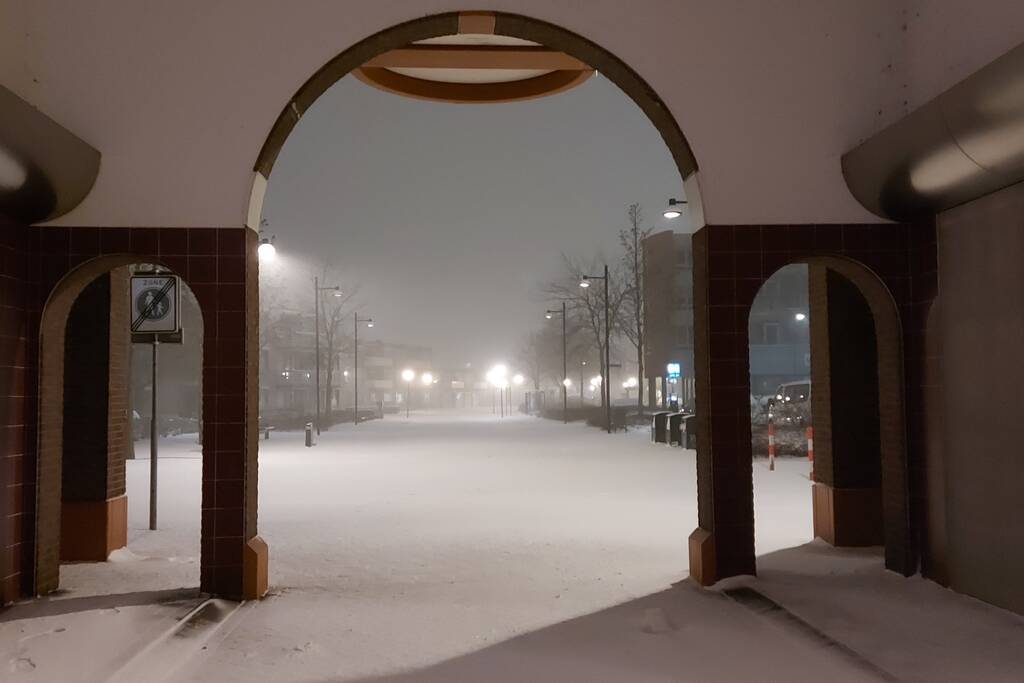Nederland ontwaakt onder deken van sneeuw