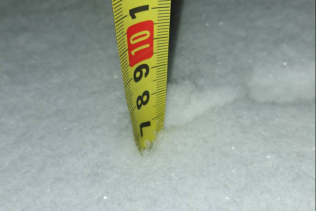 Nederland ontwaakt onder deken van sneeuw