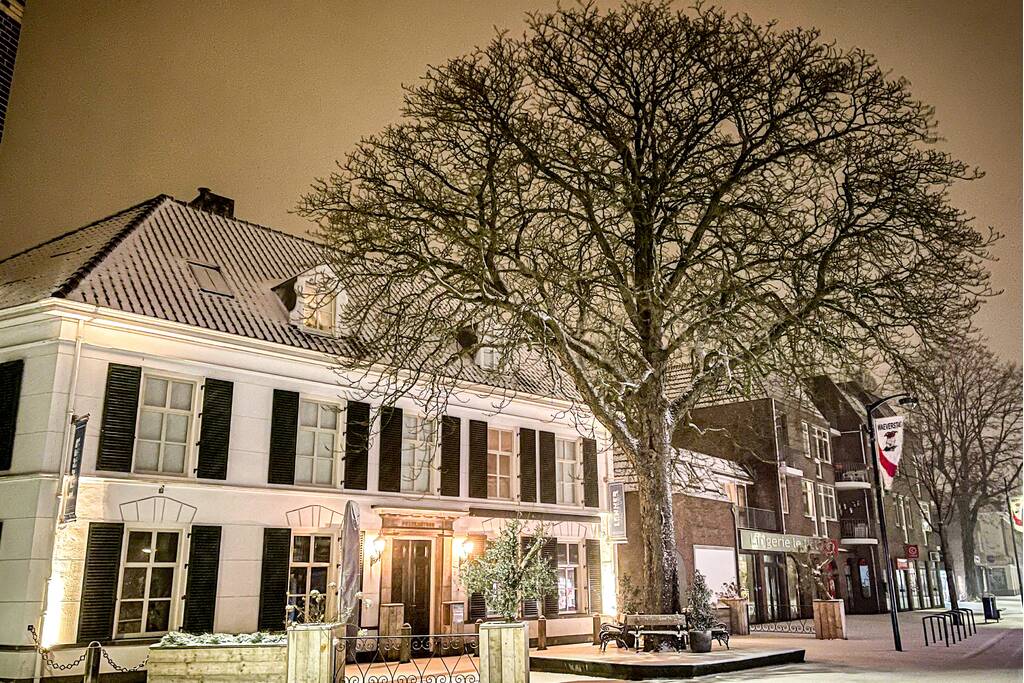 Nederland ontwaakt onder deken van sneeuw