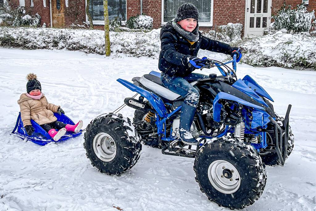 Nederland ontwaakt onder deken van sneeuw