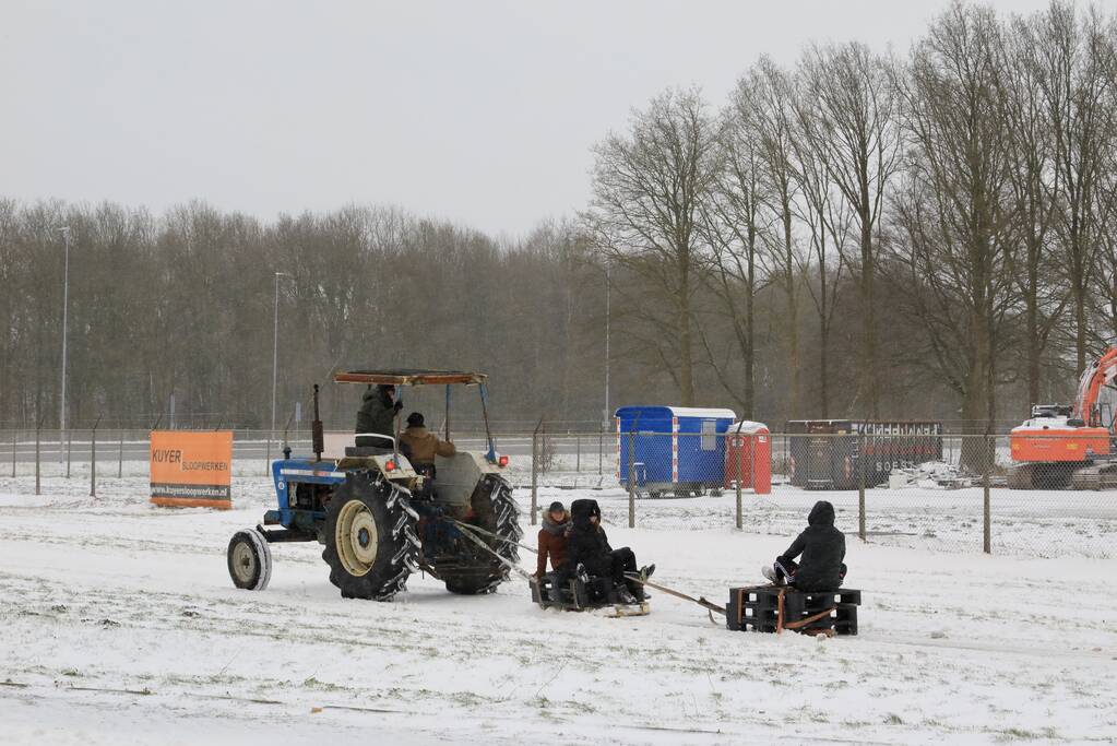 Nederland ontwaakt onder deken van sneeuw