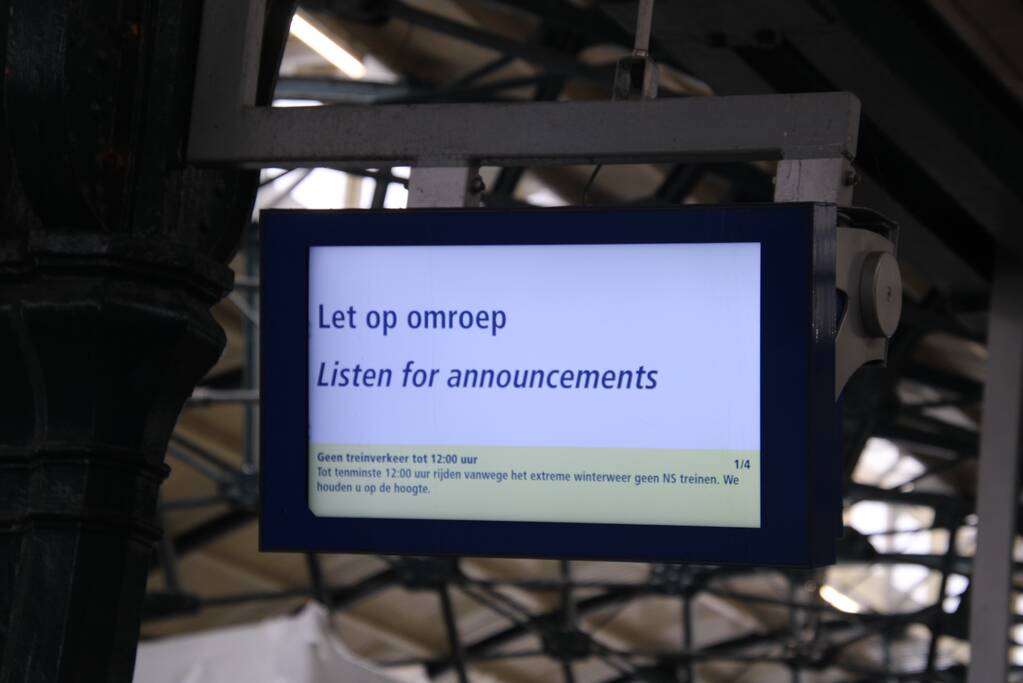 Nederland ontwaakt onder deken van sneeuw