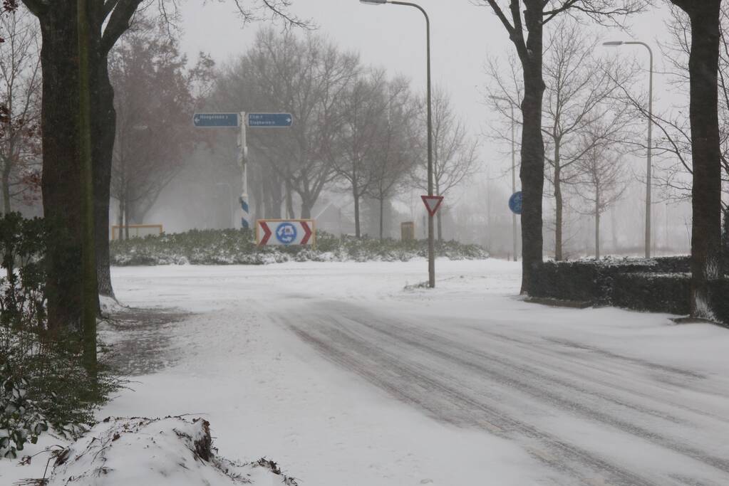 Nederland ontwaakt onder deken van sneeuw