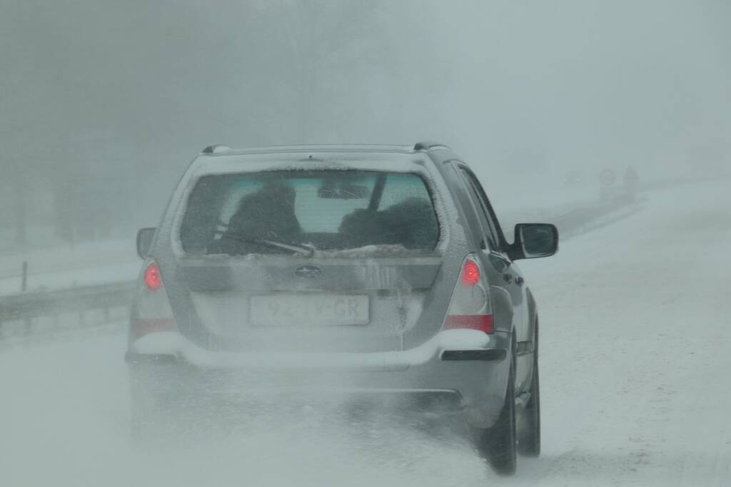 Nederland ontwaakt onder deken van sneeuw