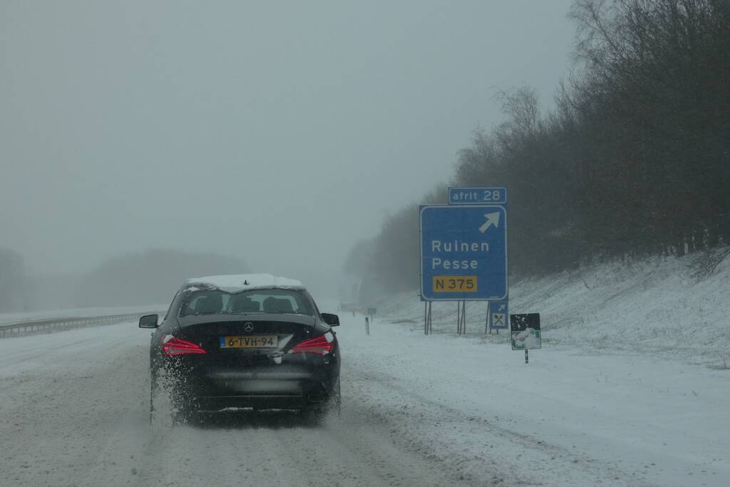 Nederland ontwaakt onder deken van sneeuw