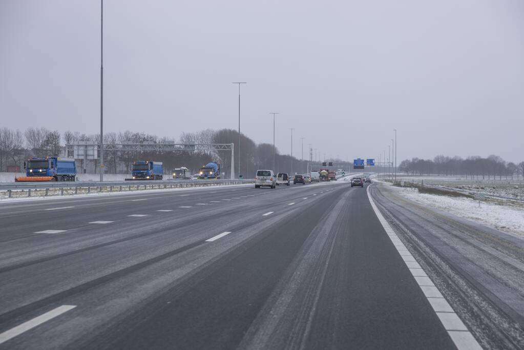 Nederland ontwaakt onder deken van sneeuw