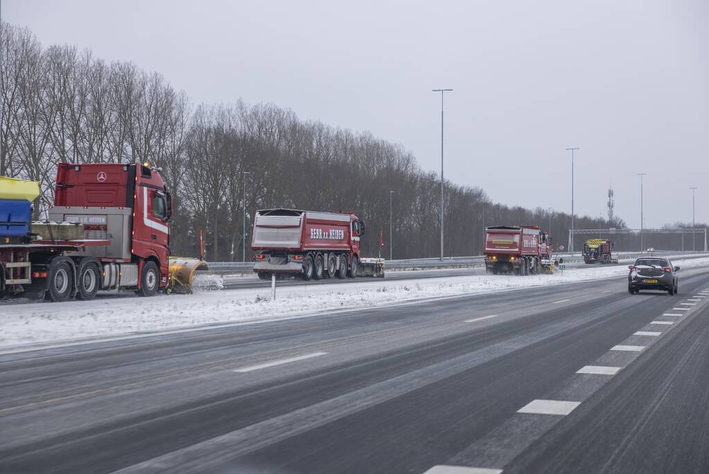 Nederland ontwaakt onder deken van sneeuw