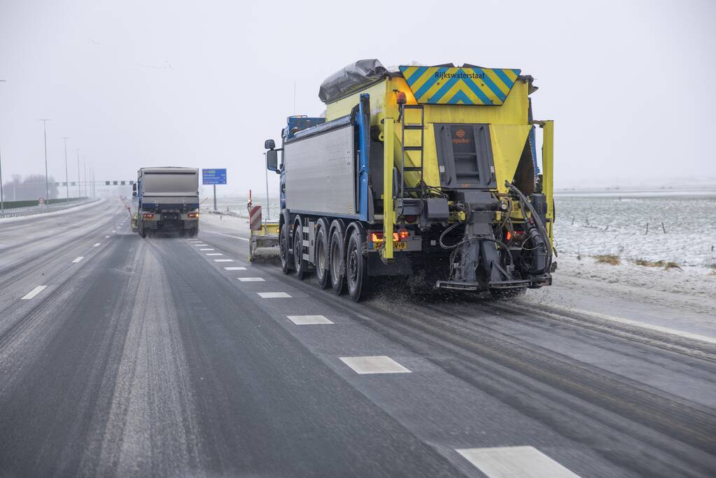 Nederland ontwaakt onder deken van sneeuw
