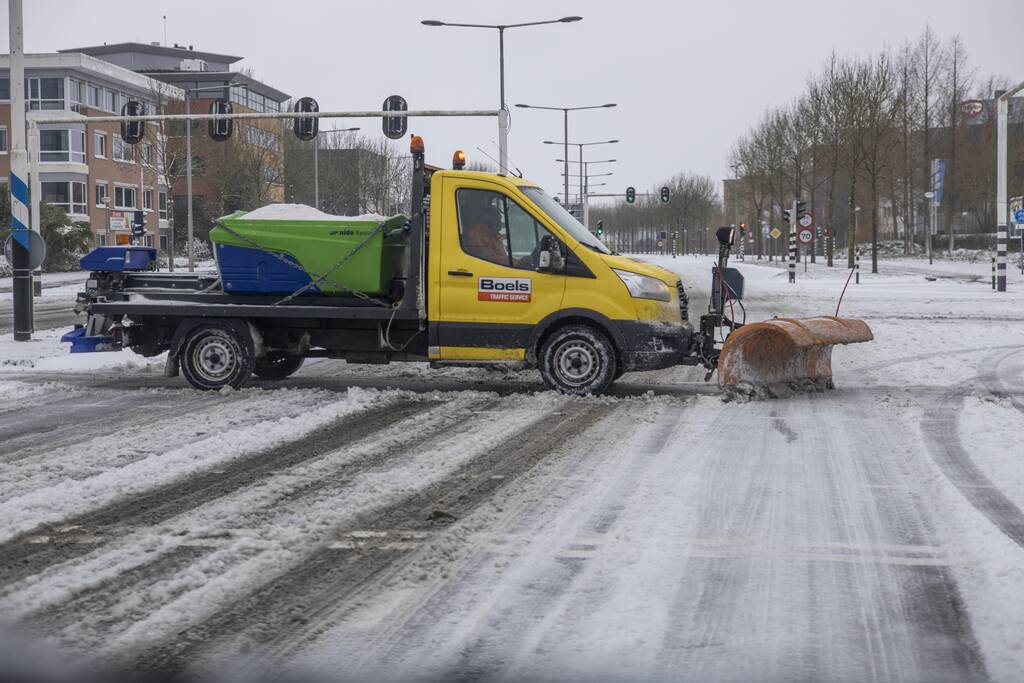 Nederland ontwaakt onder deken van sneeuw