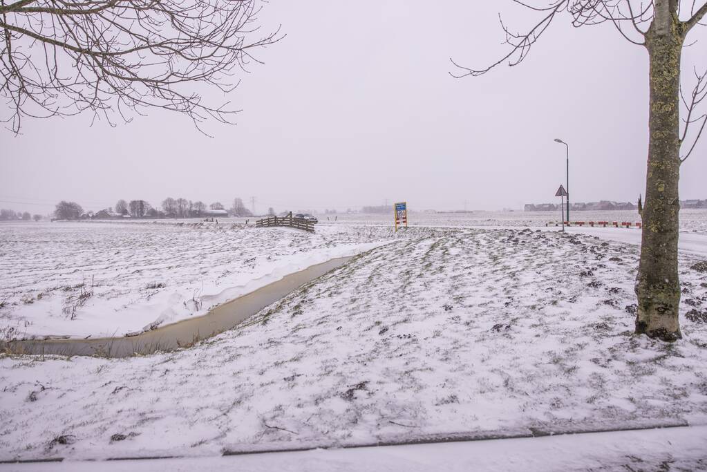 Nederland ontwaakt onder deken van sneeuw