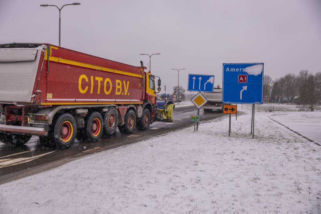 Nederland ontwaakt onder deken van sneeuw