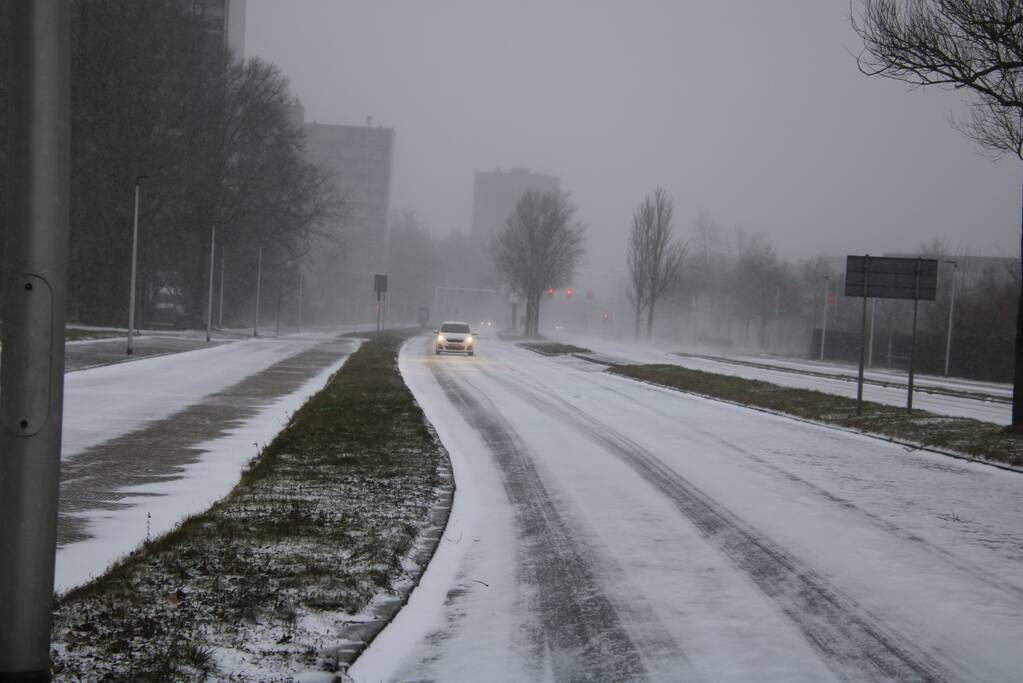 Nederland ontwaakt onder deken van sneeuw