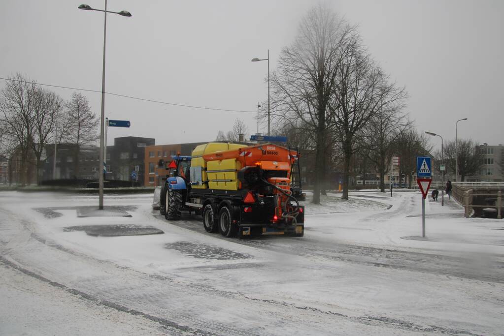 Nederland ontwaakt onder deken van sneeuw