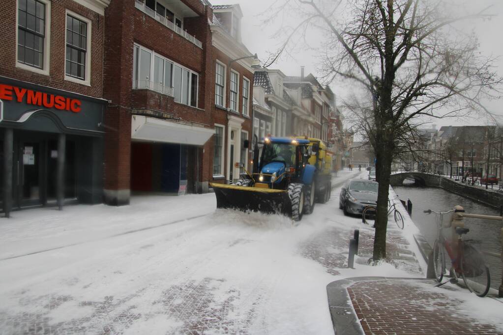 Nederland ontwaakt onder deken van sneeuw