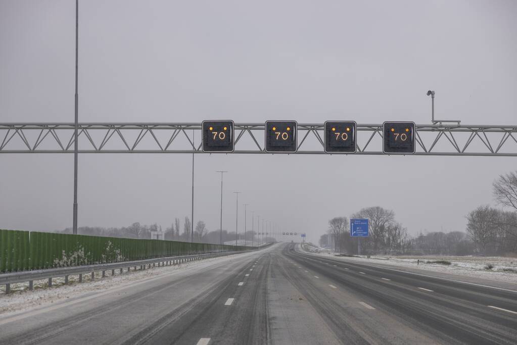 Nederland ontwaakt onder deken van sneeuw