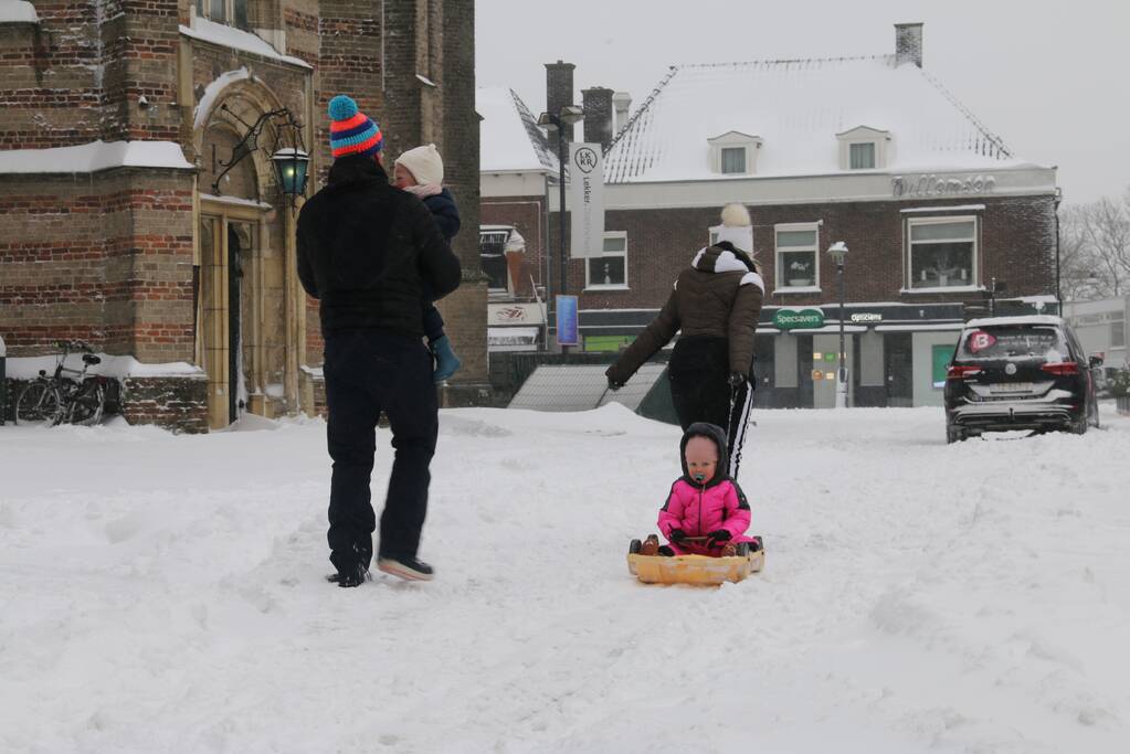 Nederland ontwaakt onder deken van sneeuw