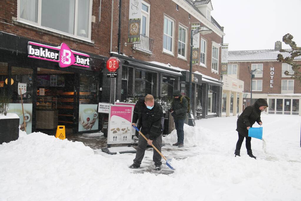 Nederland ontwaakt onder deken van sneeuw