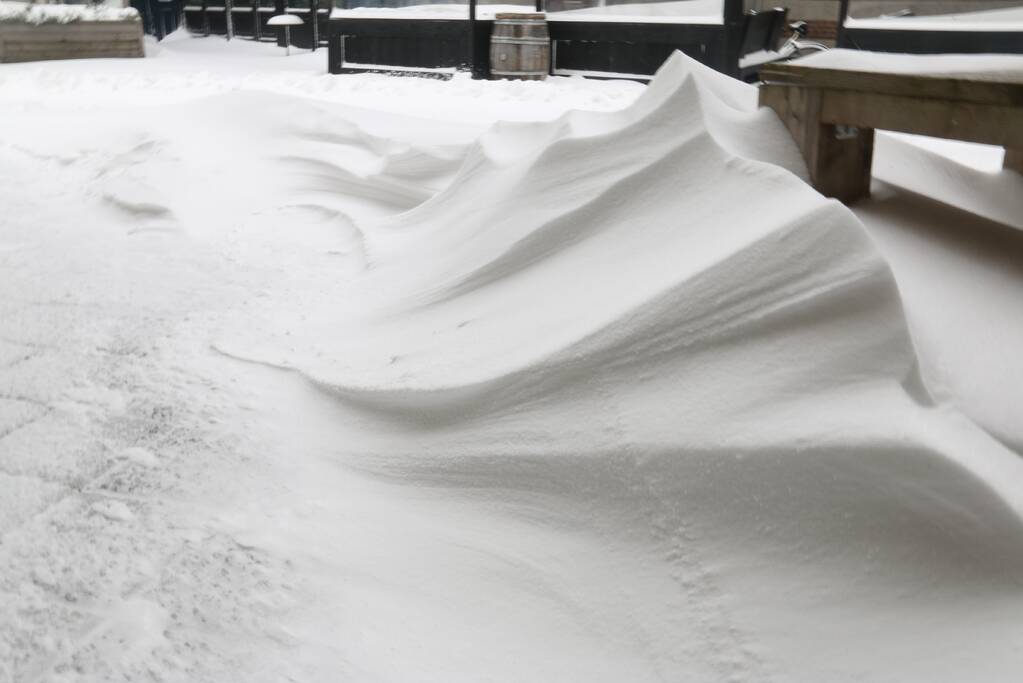 Nederland ontwaakt onder deken van sneeuw