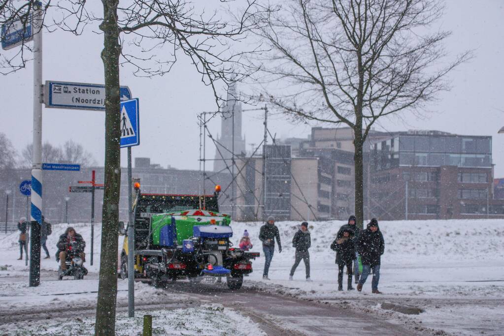 Nederland ontwaakt onder deken van sneeuw