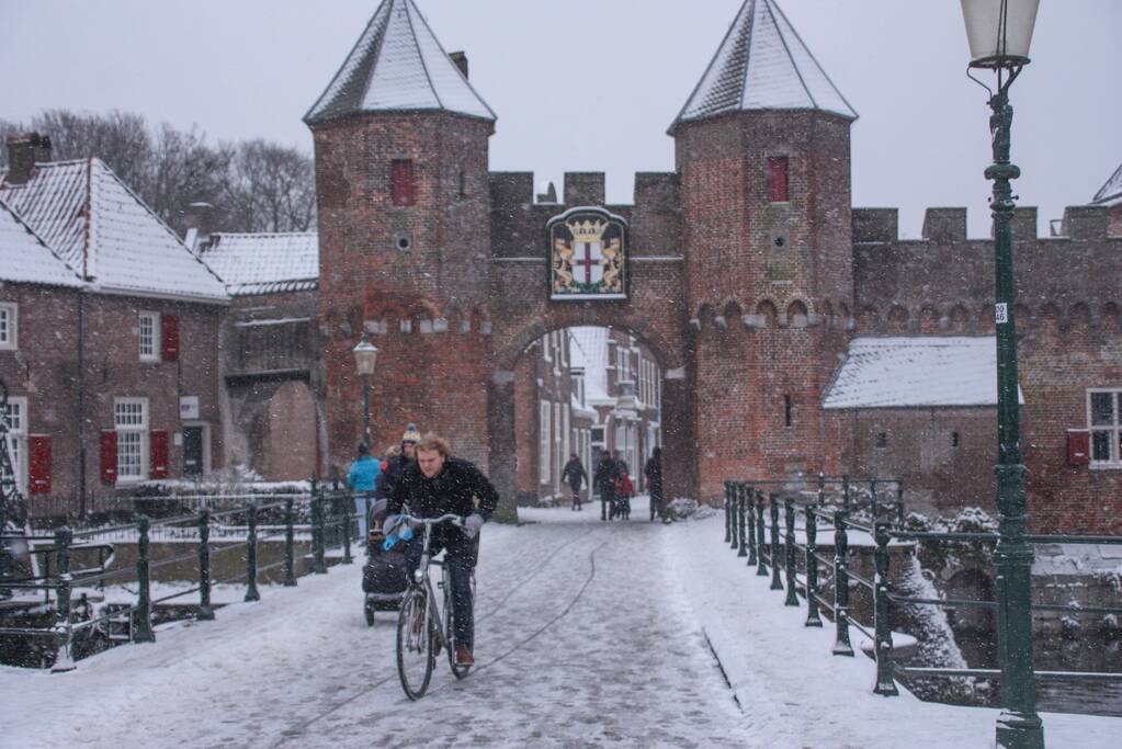 Nederland ontwaakt onder deken van sneeuw