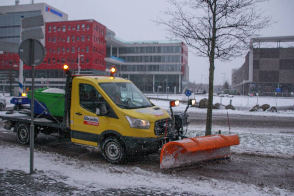 Nederland ontwaakt onder deken van sneeuw