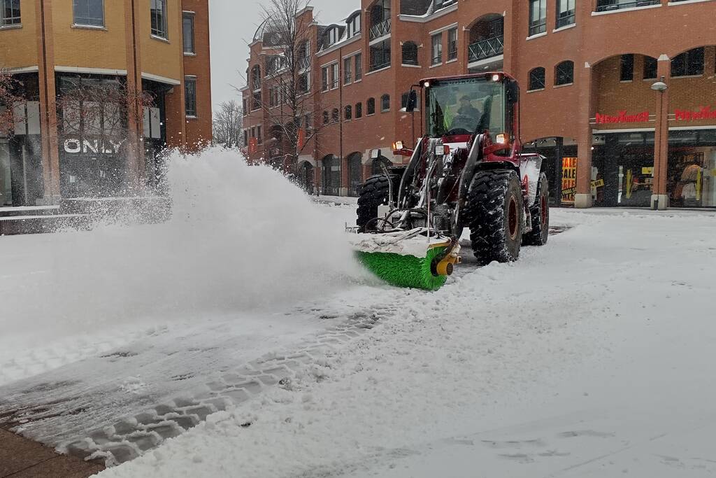 Nederland ontwaakt onder deken van sneeuw