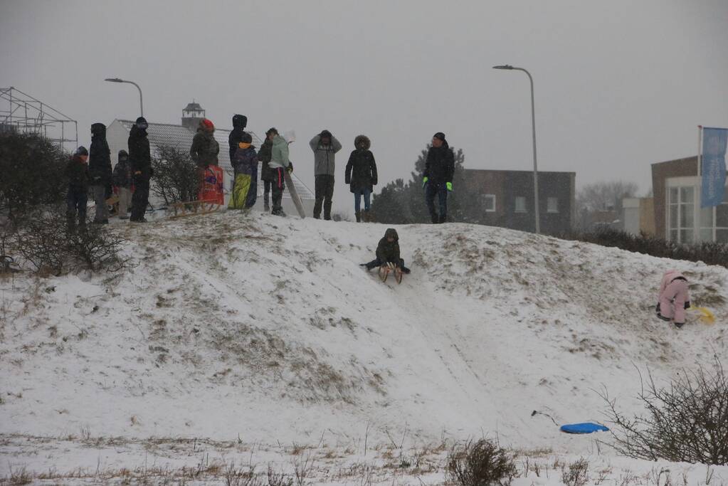 Nederland ontwaakt onder deken van sneeuw
