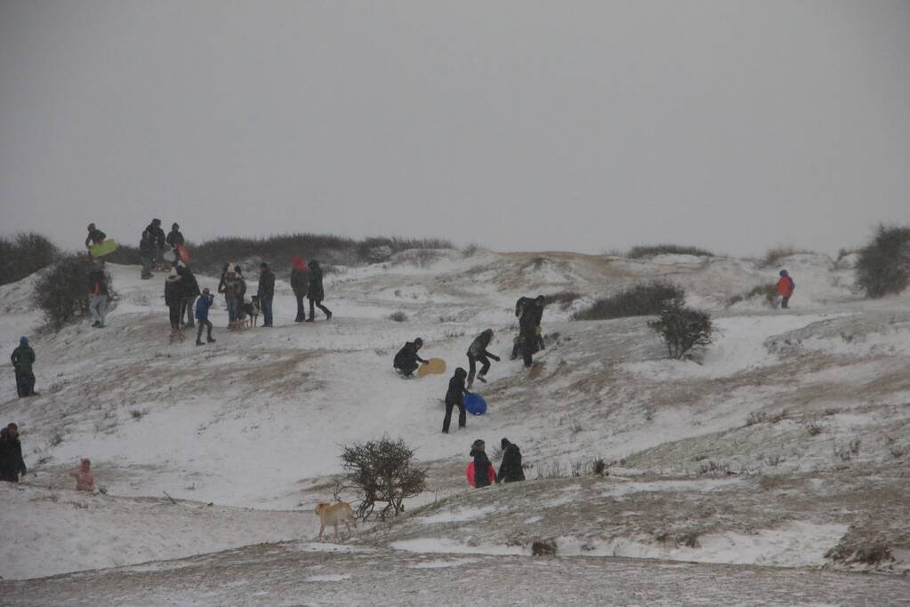 Nederland ontwaakt onder deken van sneeuw